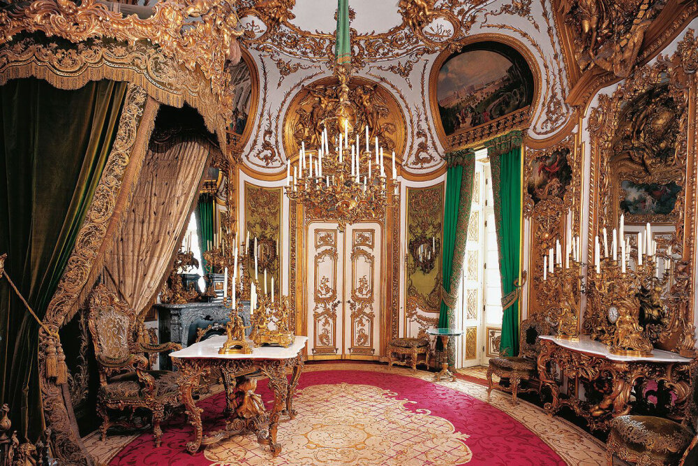 linderhof),是洛可可式建筑中的一件珍品,模仿凡尔赛宫所建