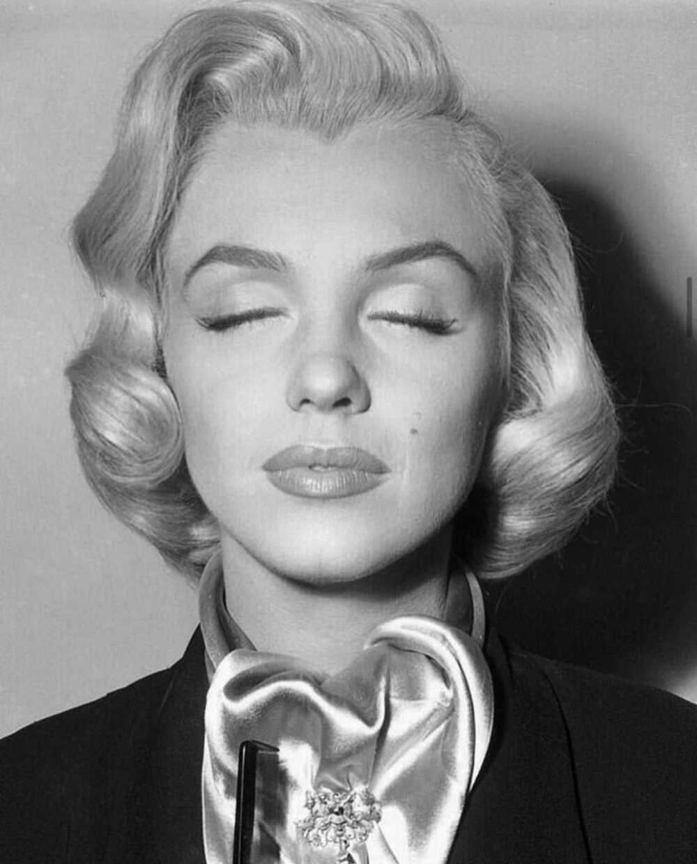 1953年,玛丽莲梦露marilyn monroe为《如何嫁给一个百万富翁》做妆容