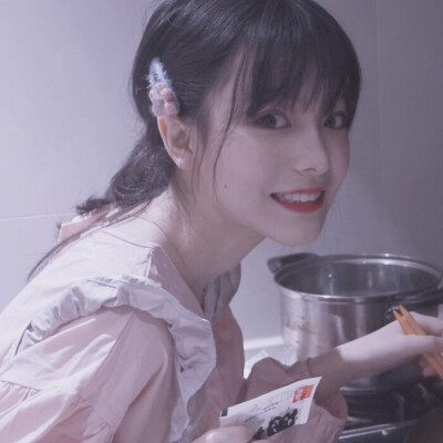 戴眼镜真人女头像