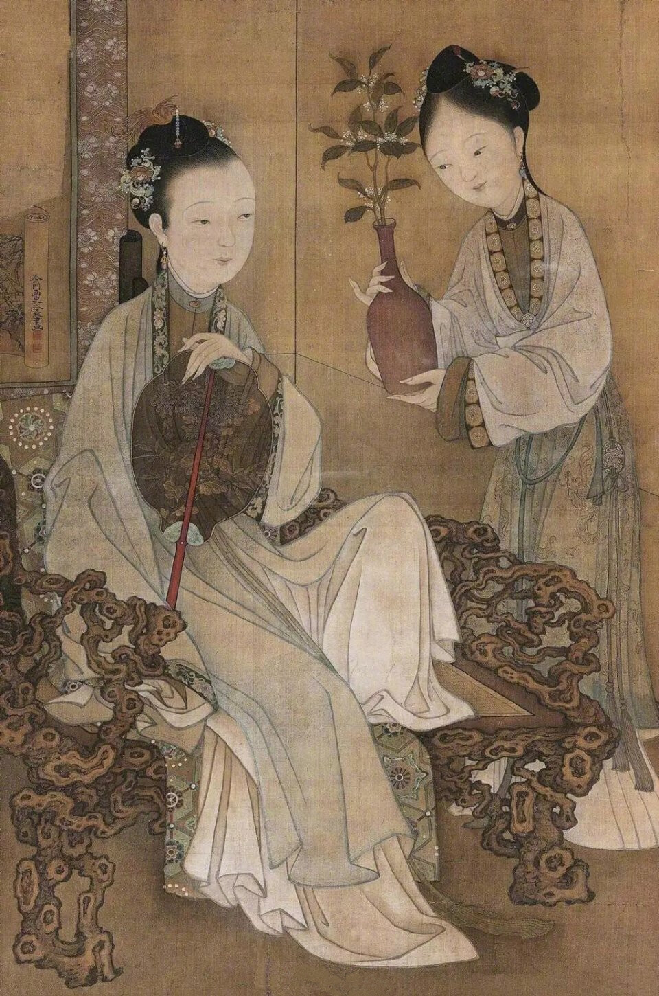 清代著名画师冷枚的宫苑仕女图之一,图中的执扇仕女一只脚踩在卧榻上