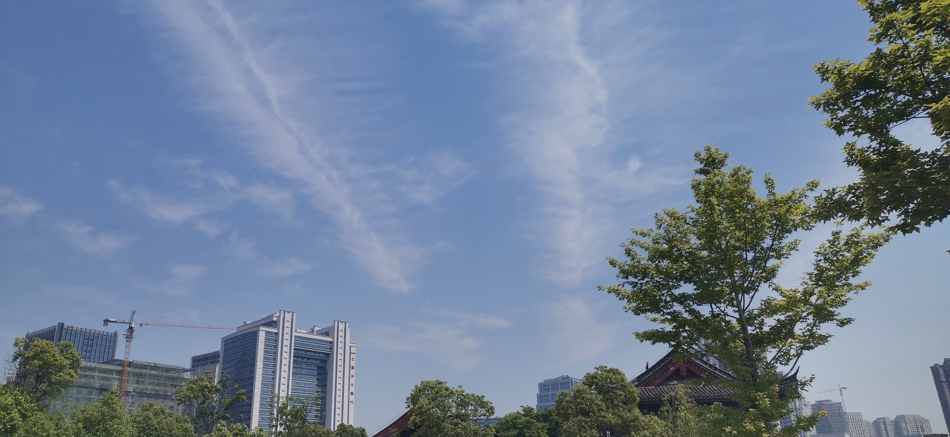 4月29日上午,艳阳高照,晴空万里.