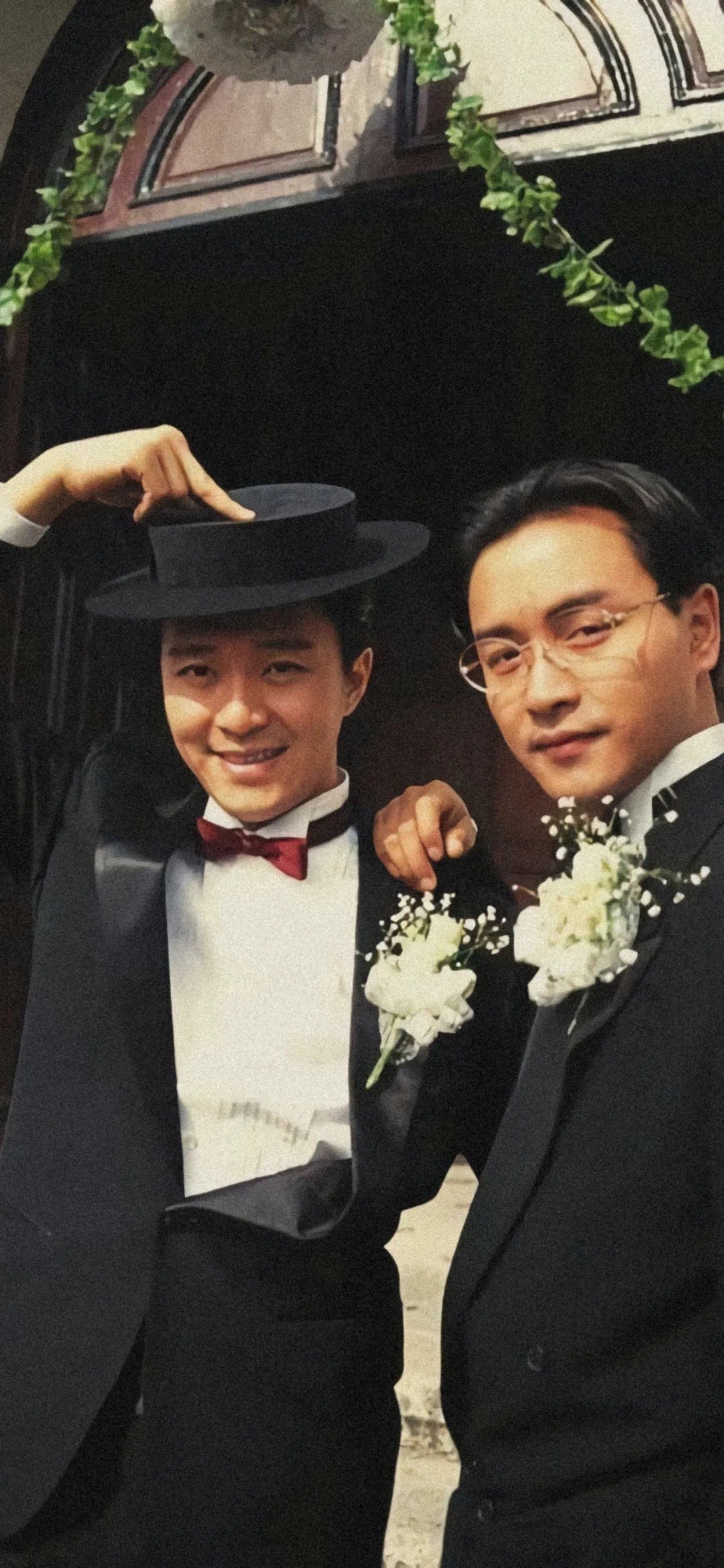 张国荣张丰毅巩俐在1993年戛纳电影节海边随拍，成了经典！