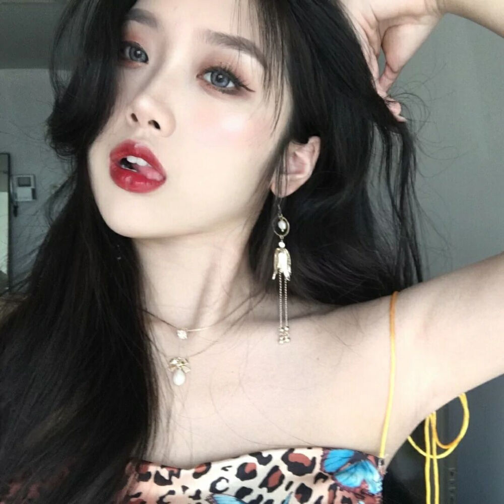 "陪你弹钢琴的女孩死了,阳光从缝隙里照进来,成为黑暗里的一缕光亮.