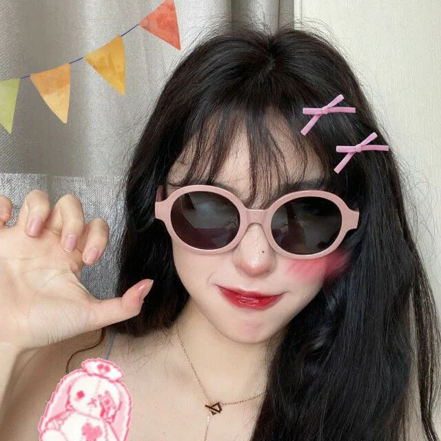 "陪你弹钢琴的女孩死了,阳光从缝隙里照进来,成为黑暗里的一缕光亮.