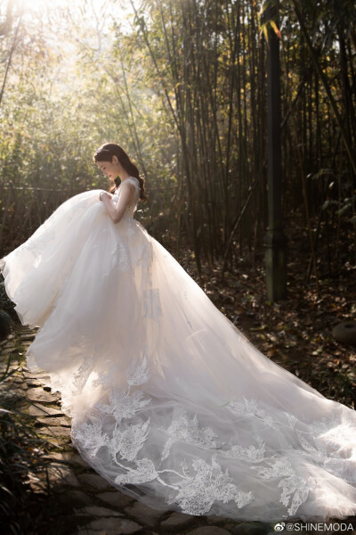 shinemoda 婚纱,图片来源微博@shinemoda