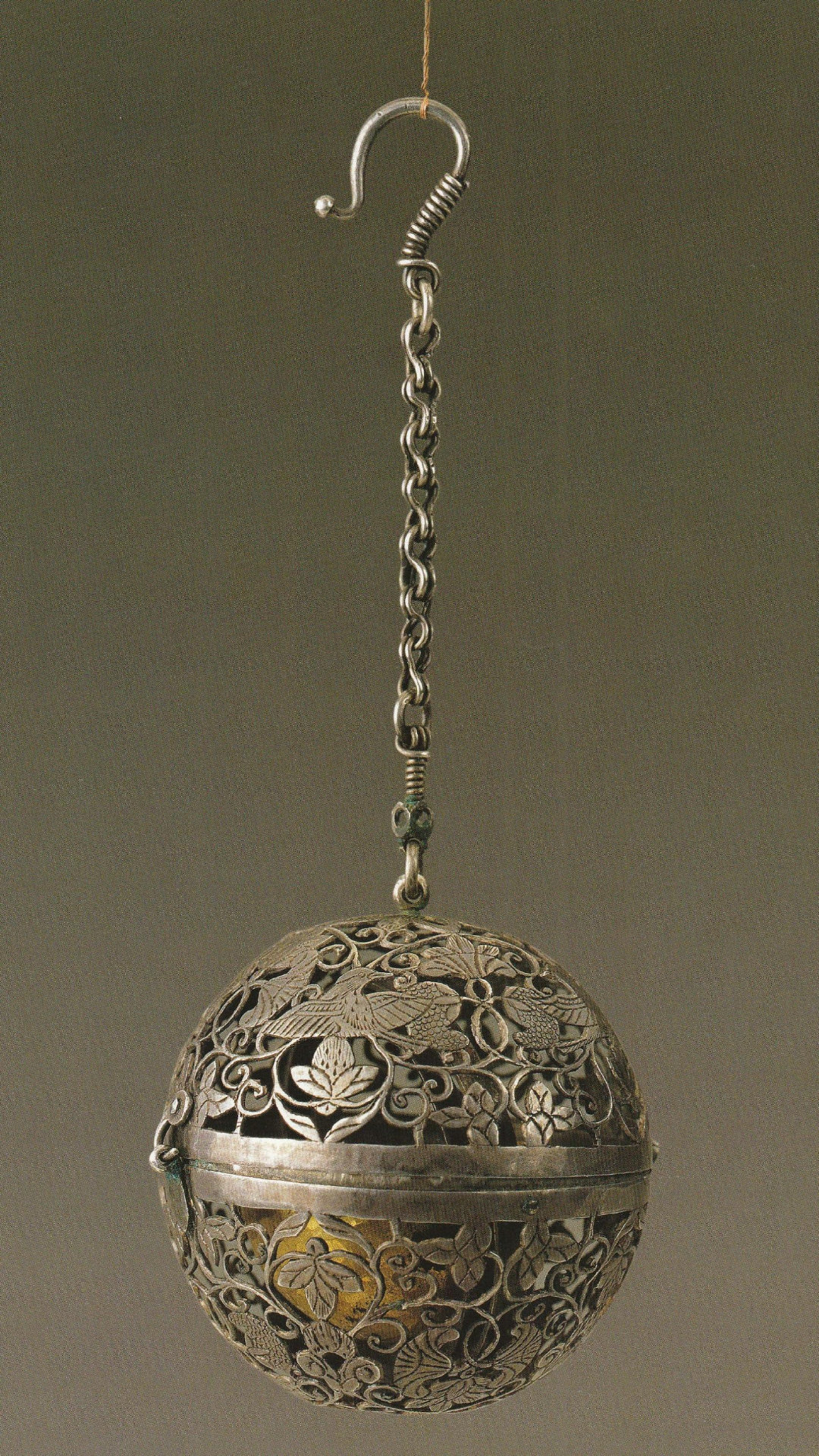 葡萄花鸟纹银香囊如今收藏于陕西历史博物馆中,它是迄今为止出土的最