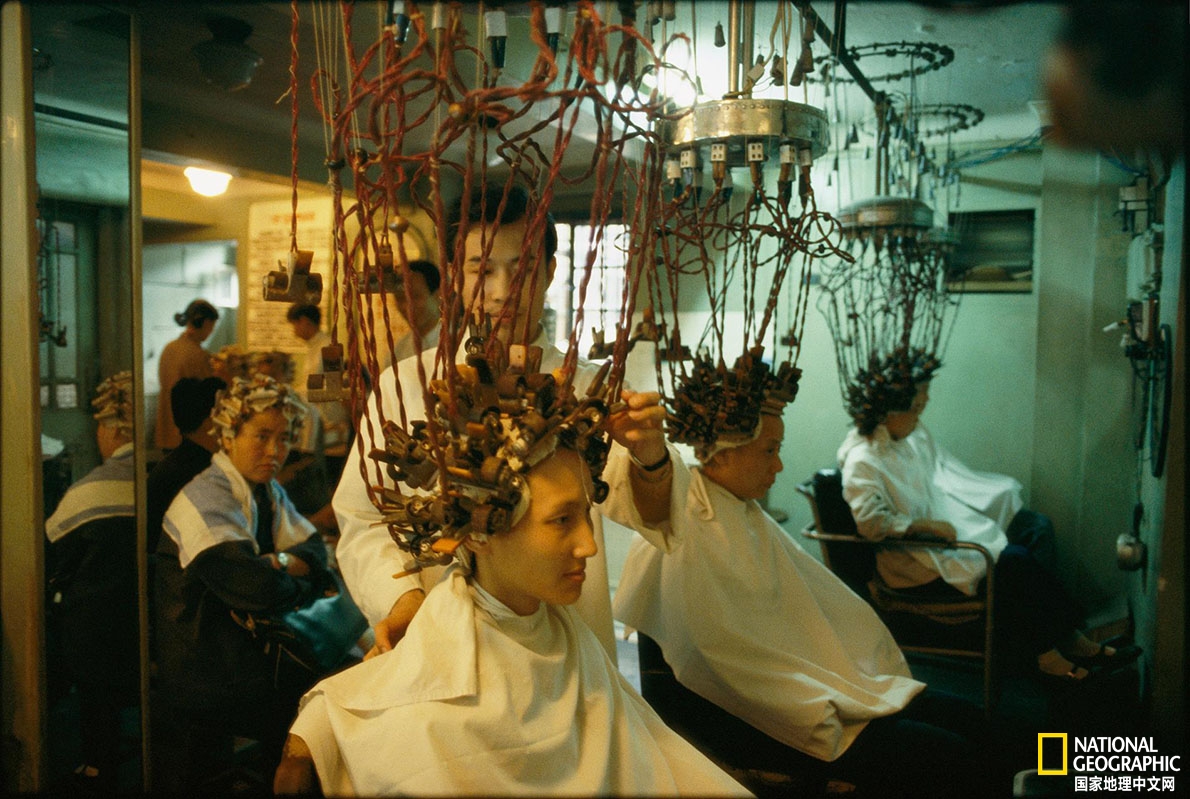 复古烫发上海的女士们在美发沙龙烫头,即使在1980年代这张照片刊登时