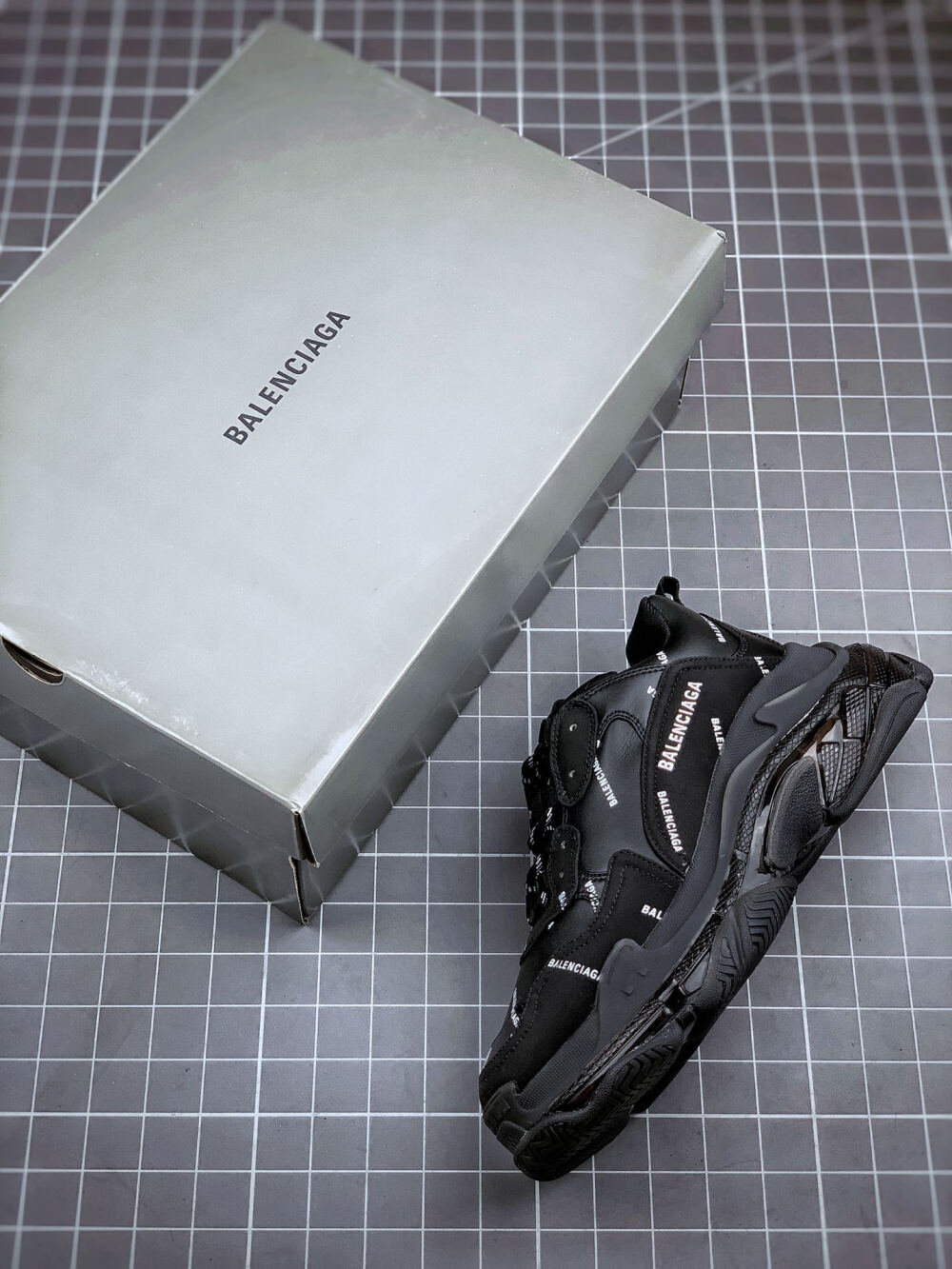 balenciaga triple s 黑弹幕巴黎世家