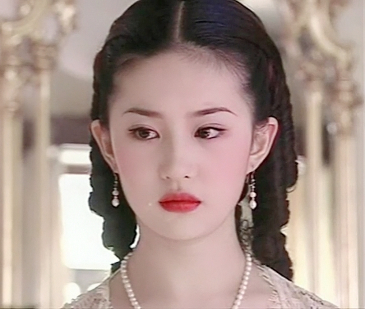 女神刘亦菲穿上公主裙，从南瓜马车里走下来时太让人惊艳了 _白秀珠