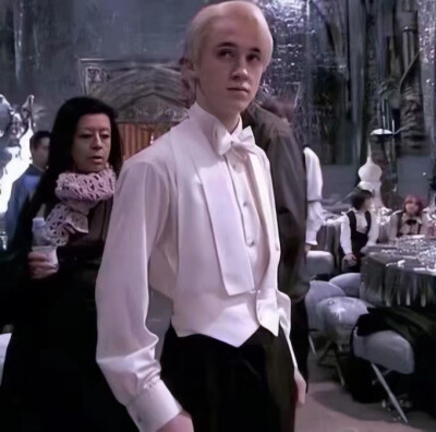冷知识:《哈利波特》里马尔福穿成这样去参加舞会,结果正片一个镜头都