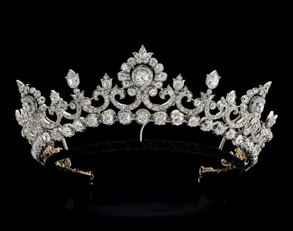 1937年,英国贵族,艺术家 marjorie paget 曾佩戴这顶王冠参加英国国王