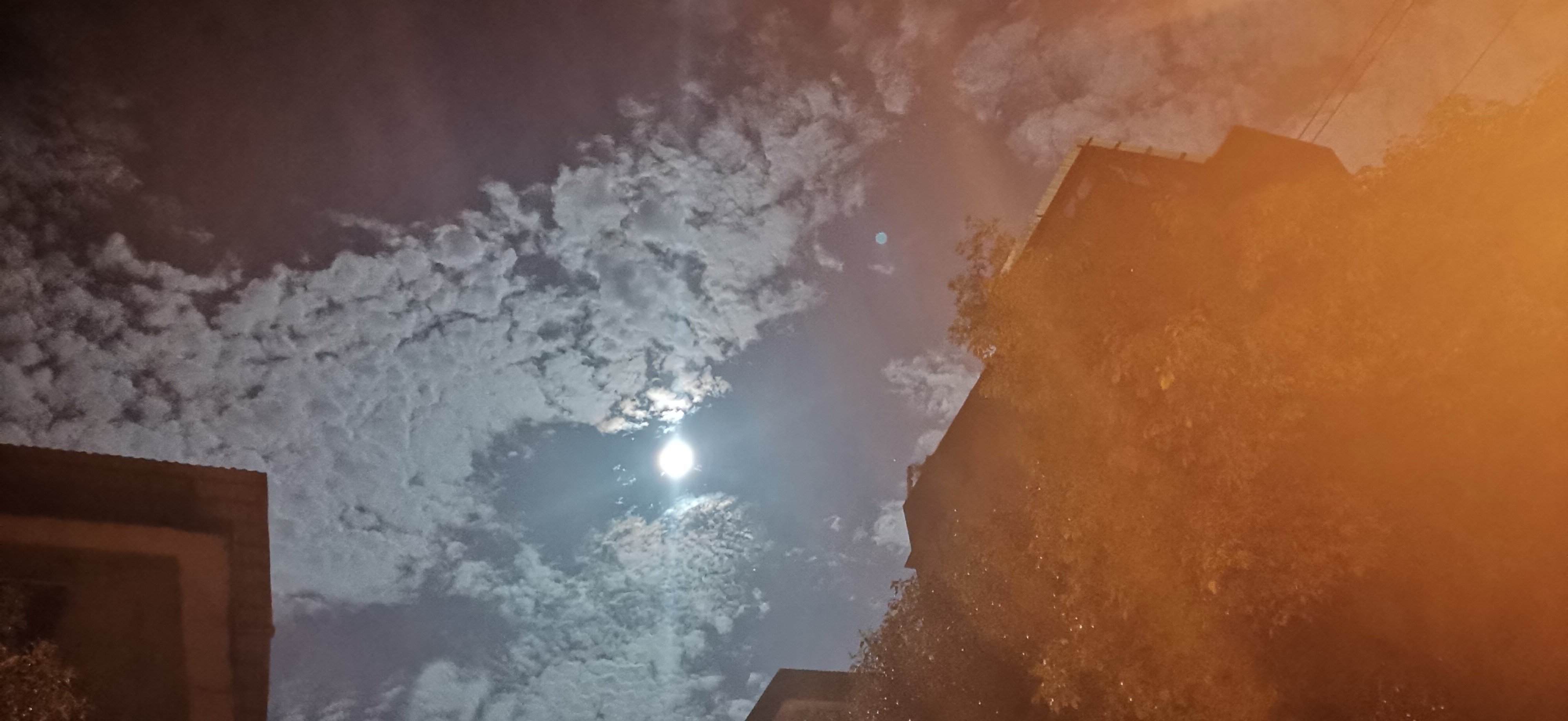 夜晚月亮映射下的云彩,也如仙境般的美