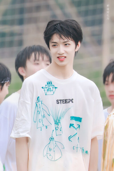 tf家族夏日运动会 刘耀文 cr:logo