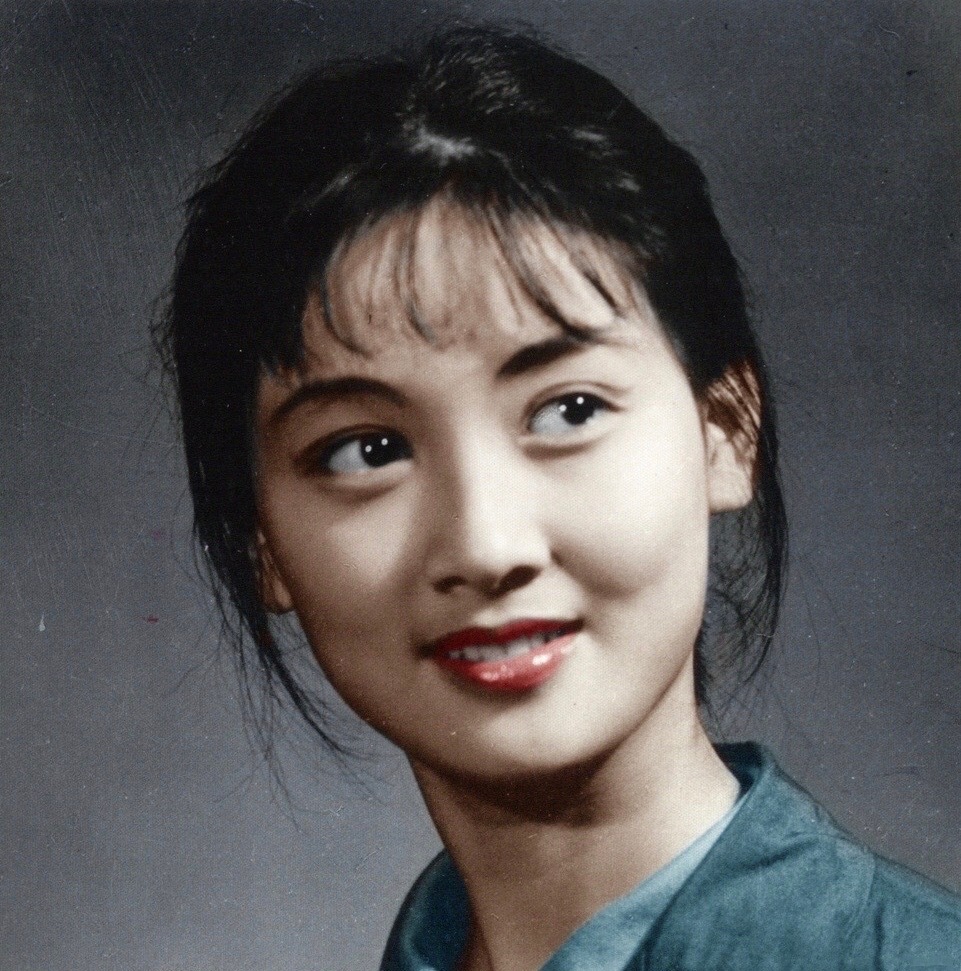 演员邓婕年轻时的肖像照