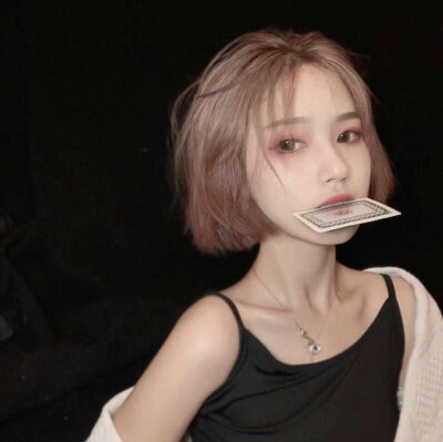 齐肩齐刘海短发女