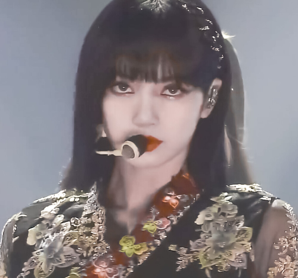 "玫瑰和枪随时为我的公主待命" lisa头像