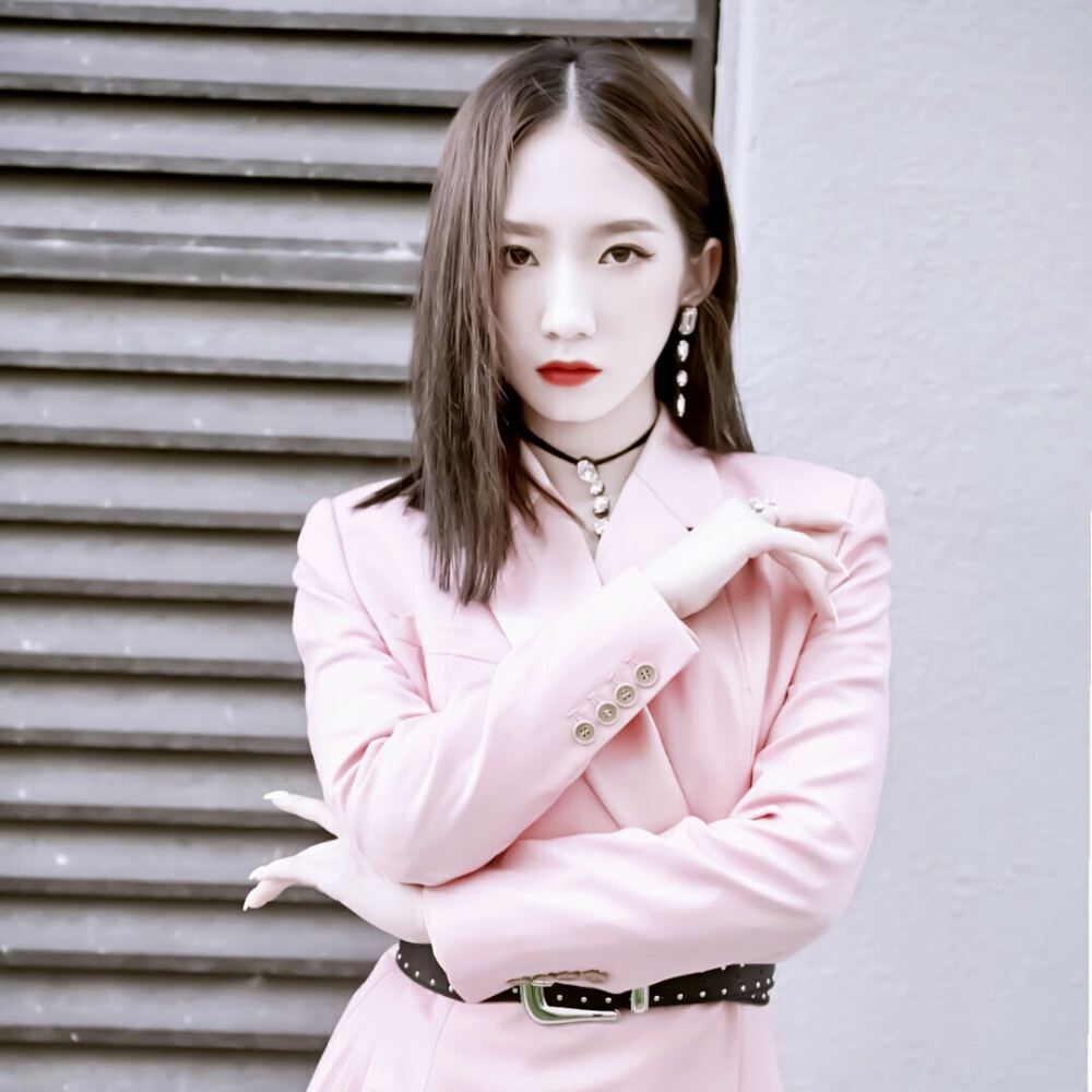 孟美岐抱图d