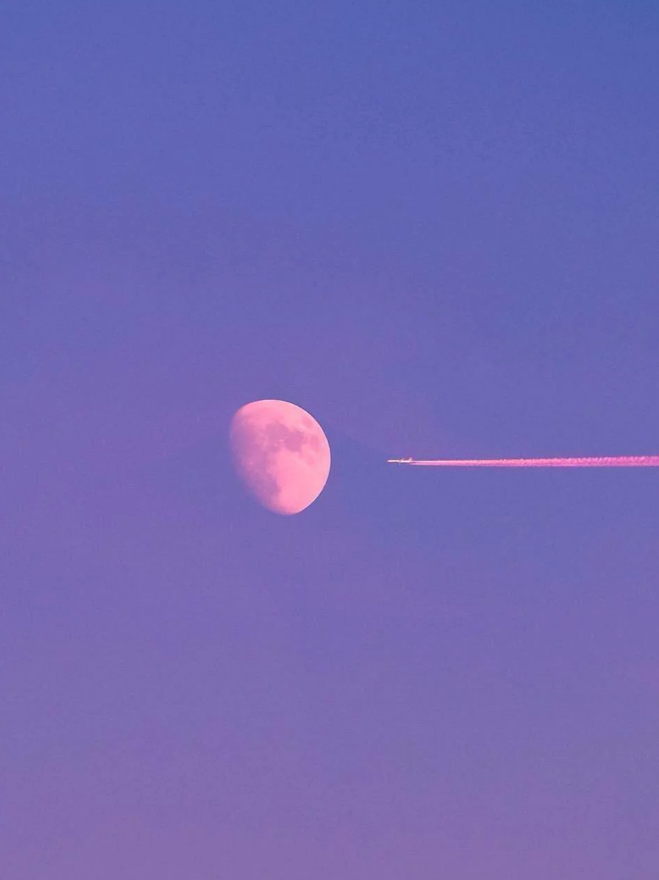 天空背景图#月亮是弧形的 锋芒对外 温柔对你.