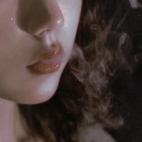忧郁女头_烟雾缭绕《香烟》
